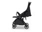 Lichte en compacte zwarte kinderwagen, zijaanzicht.