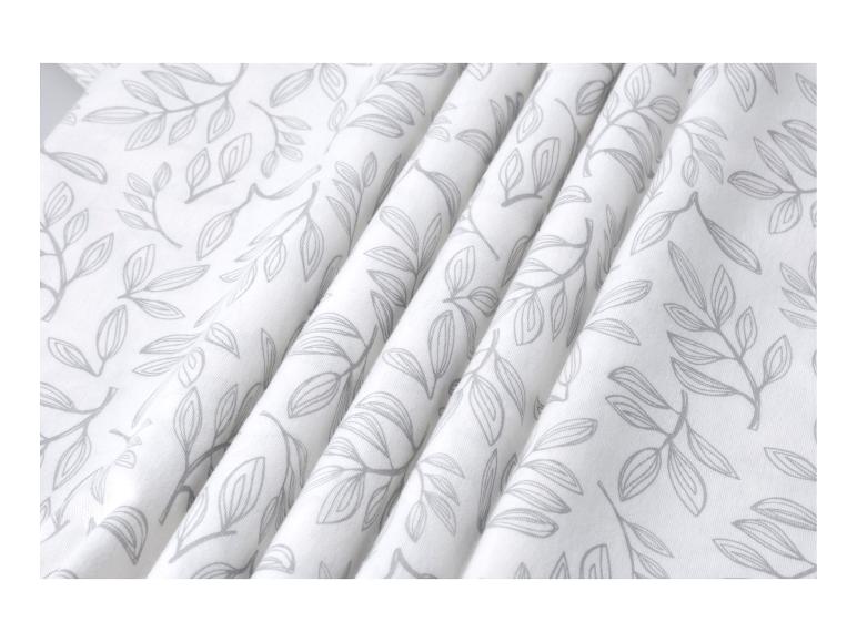 Witte stof met een grijs bladpatroon.