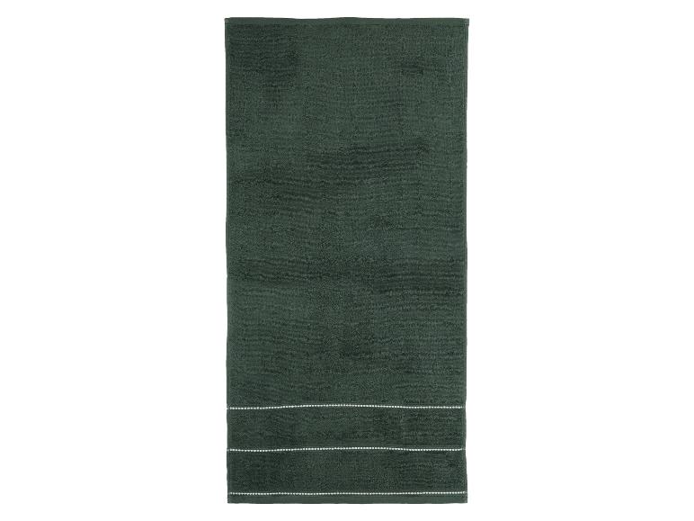 Donkergroene handdoek met horizontale witte strepen.