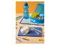 Lunchbox, waterfles en labelprinter met schoolspullen op tafel.