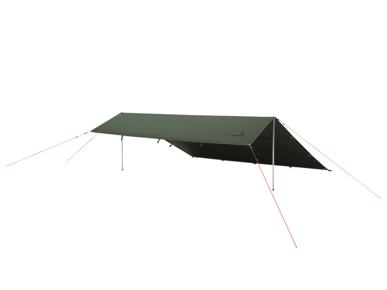 Een groene Easy Camp tarp, opgezet met palen.