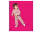 Peuter in een roze hooded fleece jumpsuit, kijkt opzij.