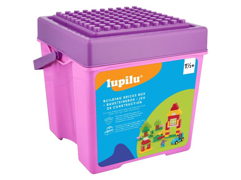 Een roze en paarse bouwstenen doos met een etiket dat een kleurrijke scène van gebouwd speelgoed toont.