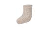 Een beige baby sok met een geribbeld patroon.