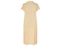 Een lichtbeige, lange jurk met korte mouwen.