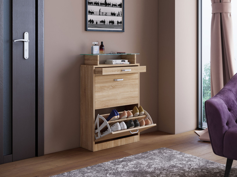 Een houten schoenenkast met een lade en een open vak voor schoenen.