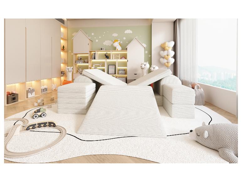 Kinderkamer met zachte speelblokken, houten treinset en speelgoedopslag.