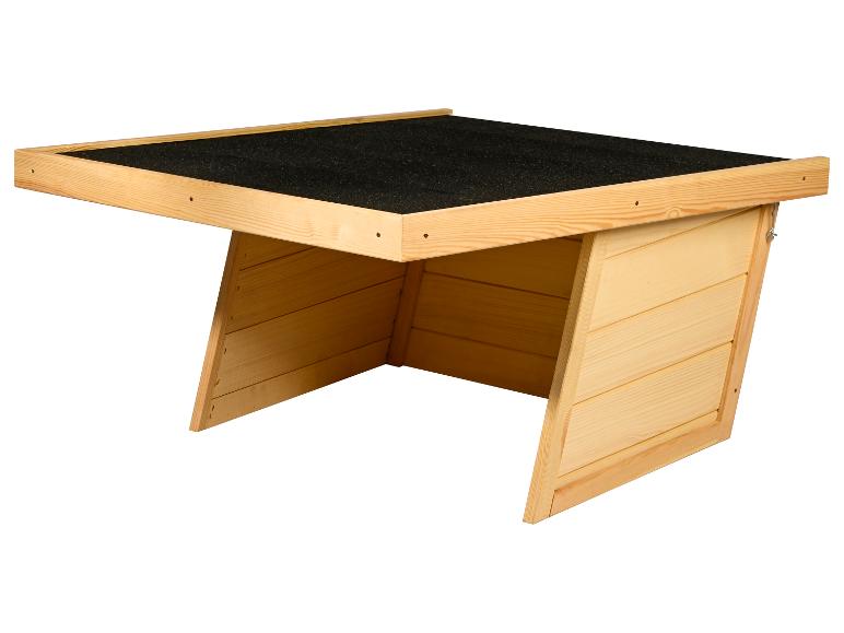 Houten hondenhokdak met zwarte asfaltshingles, geïsoleerd op wit.