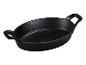 Zwarte, ovale gietijzeren pan met twee handvatten.