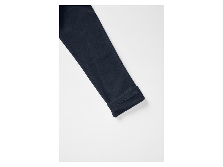 Close-up van een donkerblauw shirt met lange mouwen en omgeslagen manchet, dat de zachte binnenvoering toont.