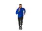 Man in blauw hardloopjack en zwarte broek