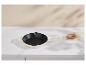 Crèmekleurige koekenpan op een wit marmeren aanrecht met een schaaltje roze zout.