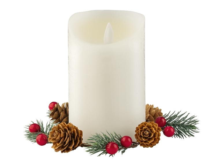 Witte LED-kaars met een feestelijke dennenappel- en bessenkrans.