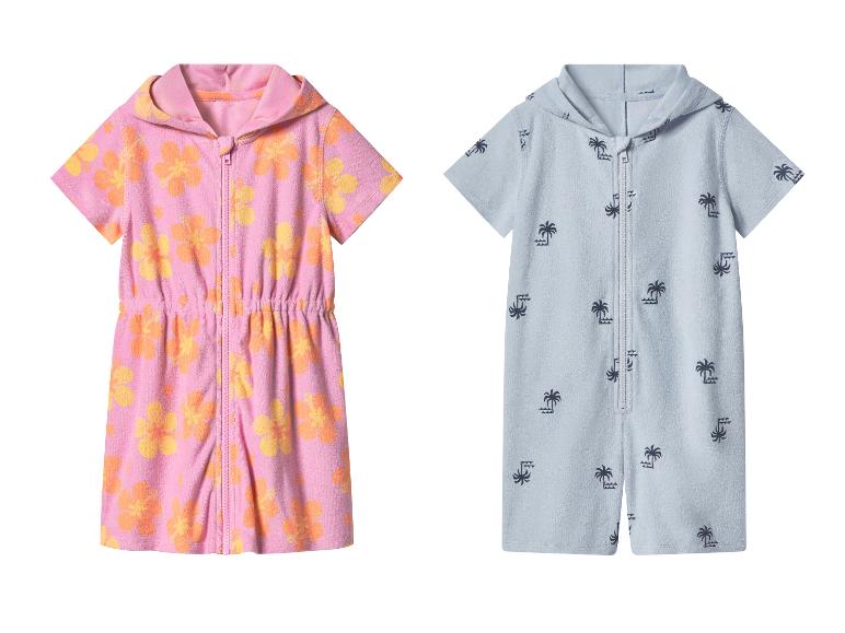 Kinder strandoveralls van badstof: roze met bloemen en blauw met palmbomen.