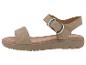 Beige damesplatformsandalen met brede band en enkelgesp.