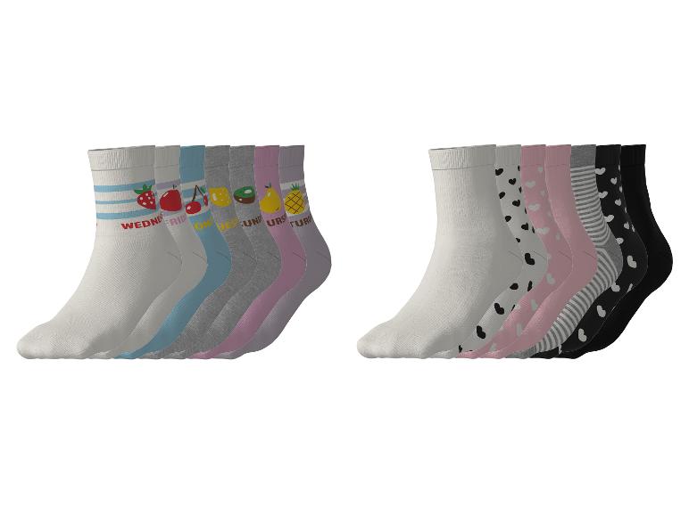 Sokken met fruit en harten, in diverse kleuren, voor de dagen van de week.