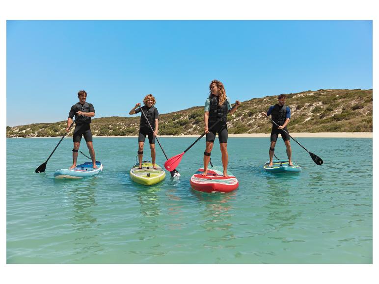 Vrienden suppen op een zonnige dag.