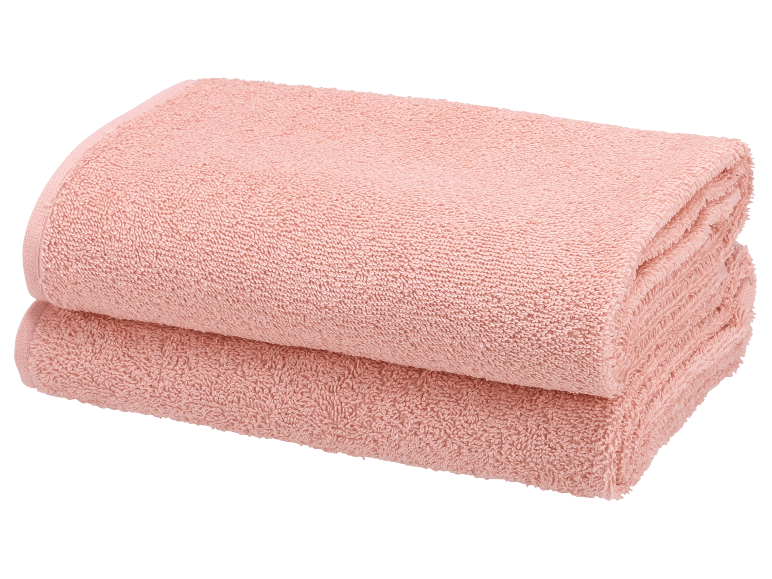 Twee zachte en pluizige roze handdoeken.