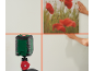Laserwaterpas projecteert lijnen op een muur waar een schilderij wordt opgehangen.