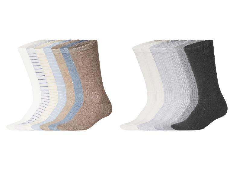 Twee sets sokken in diverse kleuren en patronen, waaronder gestreept en effen.