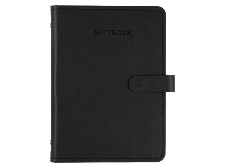 Zwarte leren notitieboekje met bandje.