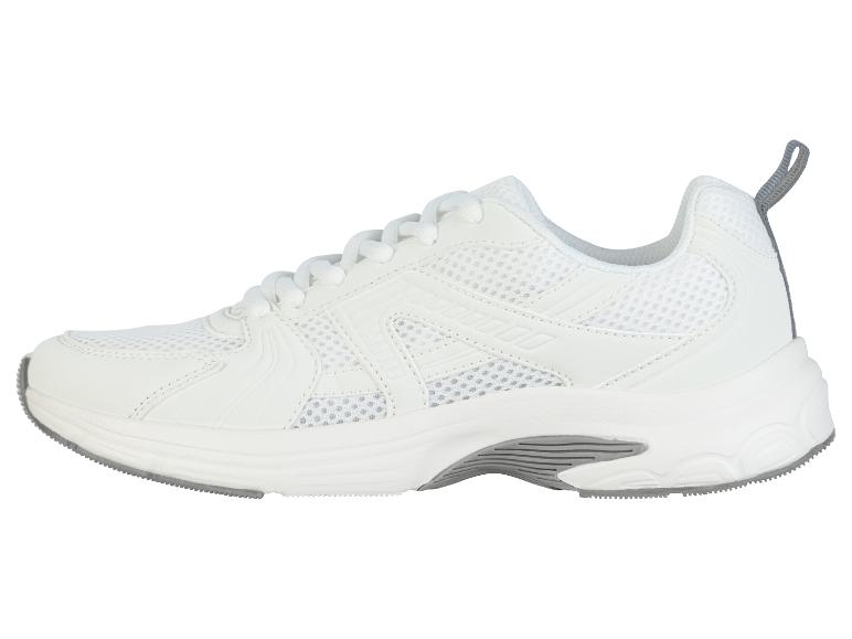 Witte sportschoen met grijze accenten.