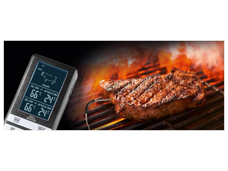 Digitale vleesthermometer met een gegrilde steak boven vlammen.