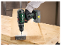 Een Parkside accu-boormachine wordt gebruikt om een scharnier in hout te schroeven.