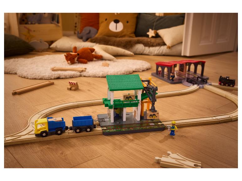 Houten trein met kraan, wagons en station.