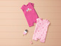 Twee roze babypakjes met ijsjesprint
