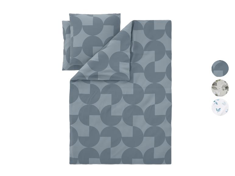 Blauwgrijs beddengoed met geometrisch patroon, rechts drie patroonstalen.