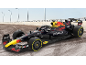 Een moderne zwart-gele racewagen op een asfaltcircuit.