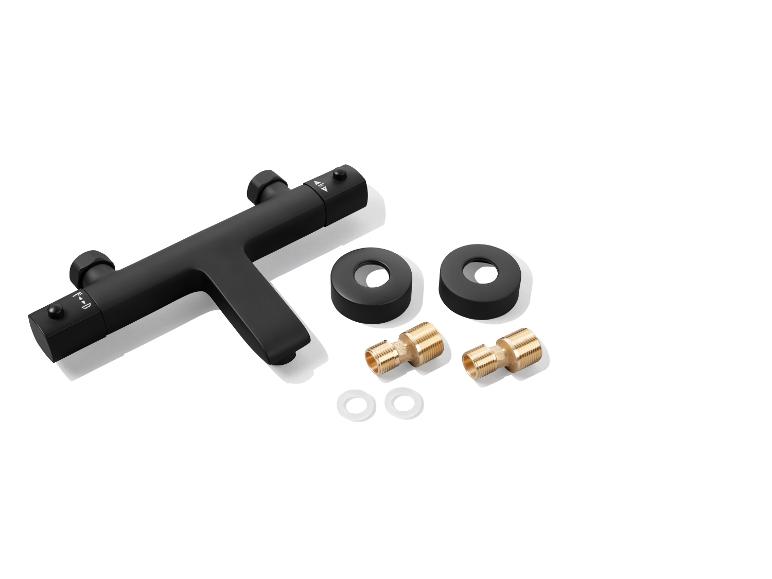 Zwarte matte thermostaatische douchemengkraan met montageonderdelen.