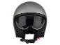 Grijze motorhelm met helder vizier en kinband, vooraanzicht.