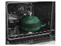 Groene kookpot met deksel in een oven.