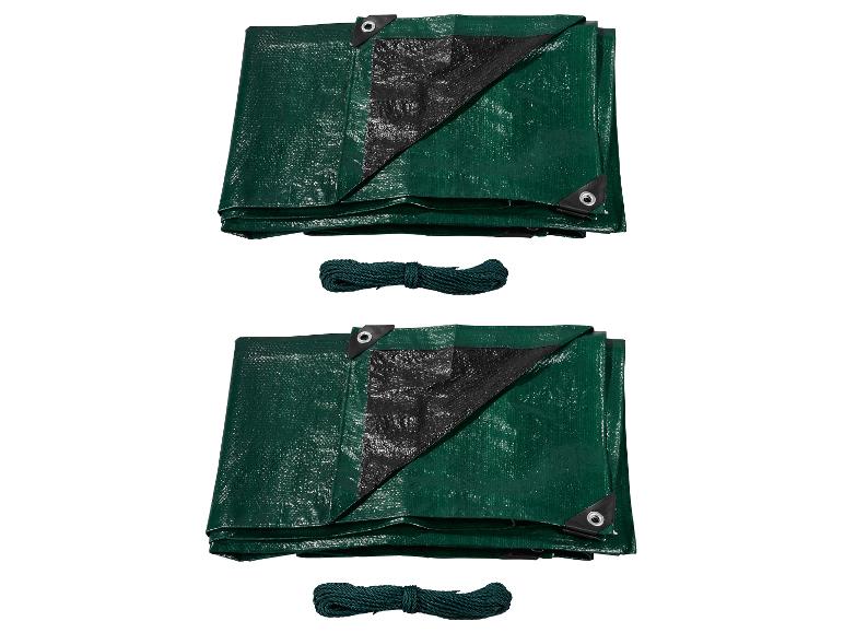 Twee groene zeilen met oogjes en twee opgerolde groene touwen.