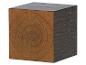Houten kubus met zichtbare houtnerf aan één zijde.