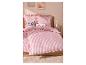 Roze-wit gestreept beddengoed met ruches, kussens met 'BLAH BLAH' en 'Bonjour'.