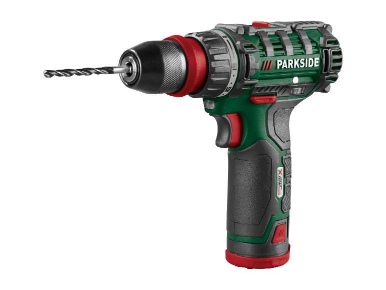 Groene en zwarte accuboormachine met boor, met rode accenten.