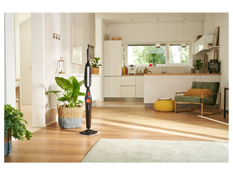 Een stoomreiniger van Karcher in een moderne keuken met houten vloer.