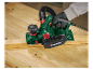 Een timmerman gebruikt een Parkside schaafmachine om hout te bewerken.