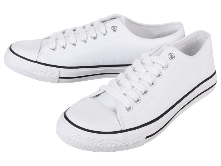Twee paar witte canvas sneakers met zwarte strepen.