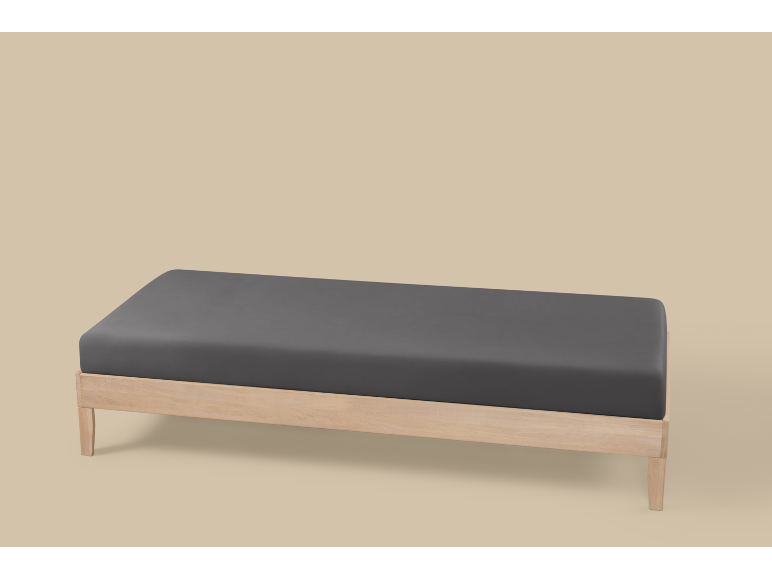 Grijs matras op een bed met licht houten frame