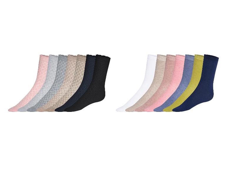 Een set met 10 sokken in verschillende kleuren en patronen.