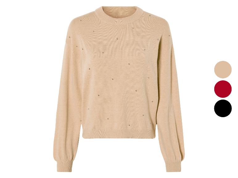 Beige gebreide trui met ronde hals en gouden studs.