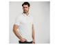 Man in een wit poloshirt met zwarte strepen, hand in zak.