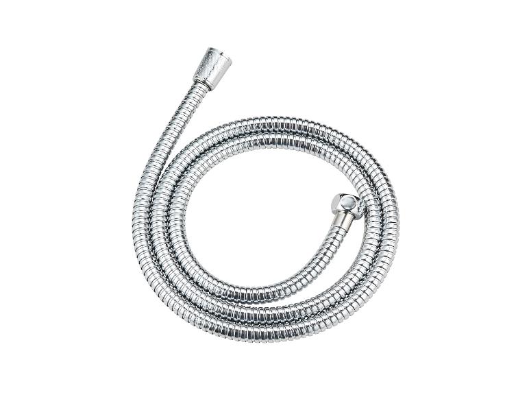 Een verchroomde metalen doucheslang, opgerold in een cirkel.