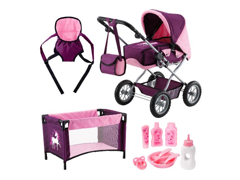 Poppenspeelset: kinderwagen, wieg met eenhoorn en verzorgingsaccessoires in roze en paars.