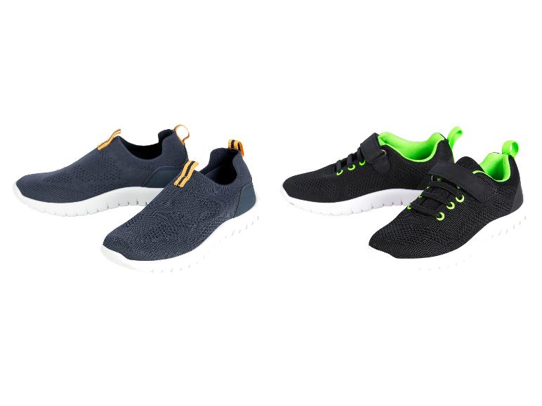 Zwarte en donkerblauwe kindersneakers, sportieve stijl.