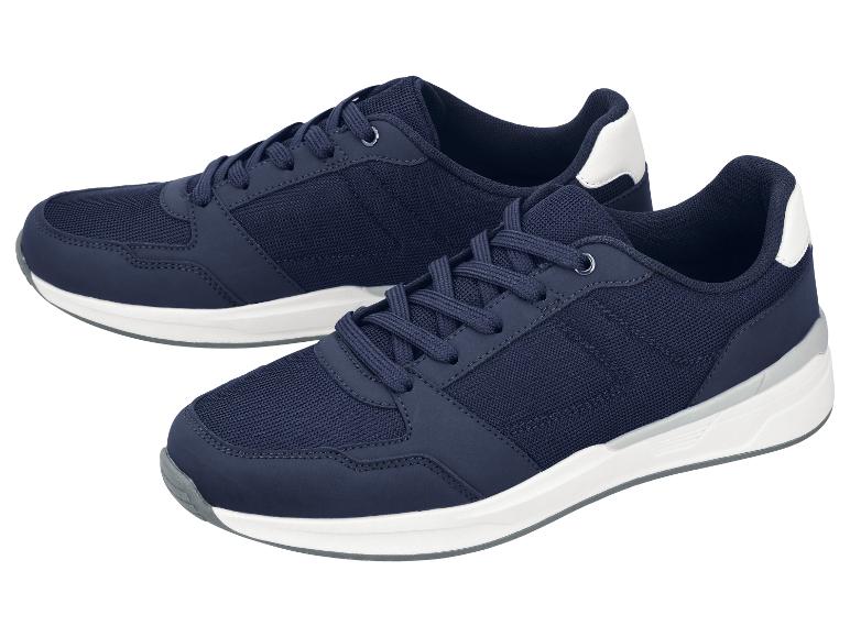 Paar marineblauwe en witte sportschoenen met mesh en synthetisch lederen details.